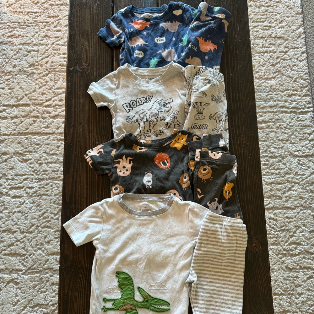 Old Navy pajamas size 4T (10)